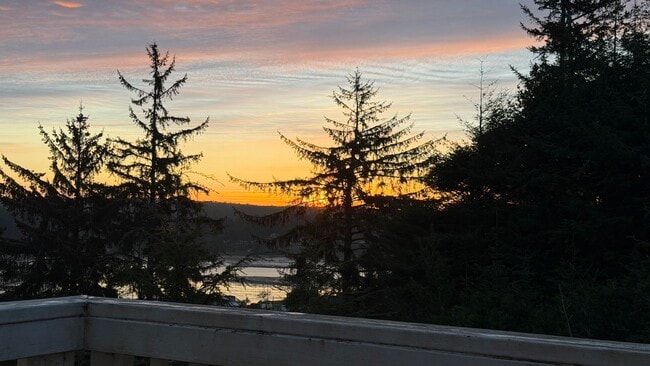 63438 Shore Edge Dr in Coos Bay, OR - Building Photo - Building Photo