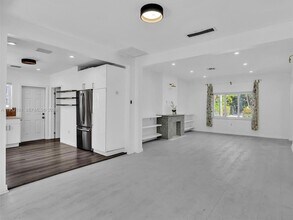 9324 Byron Ave in Surfside, FL - Foto de edificio - Building Photo