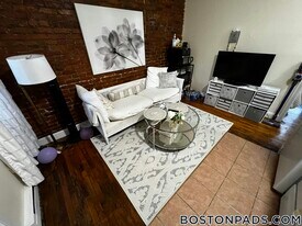 886 Huntington Ave, Unit 5 in Boston, MA - Building Photo