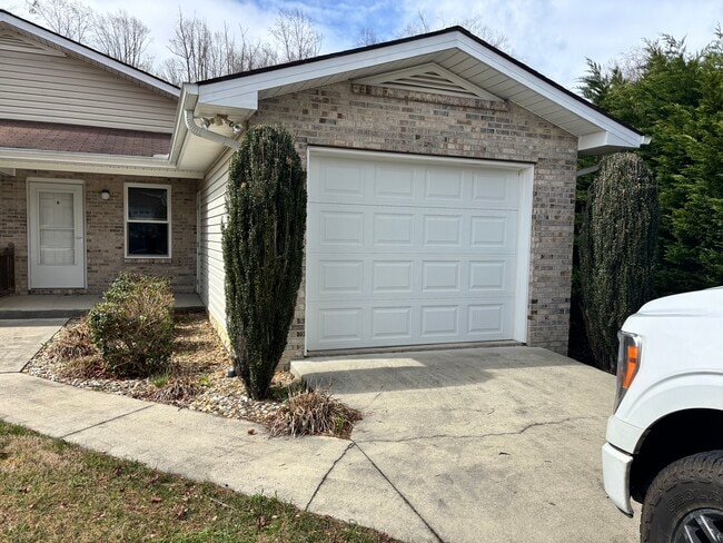 14 Cornerstone Way in Hendersonville, NC - Building Photo - Building Photo