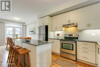 1094 Beachcomber Rd in Mississauga, ON - Building Photo - Building Photo