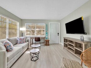 320 Walnut St in Hollywood, FL - Building Photo - Building Photo