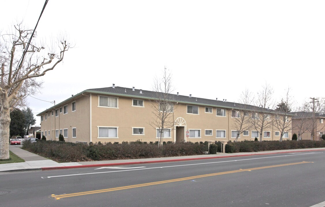 384 Nash Rd in Hollister, CA - Building Photo