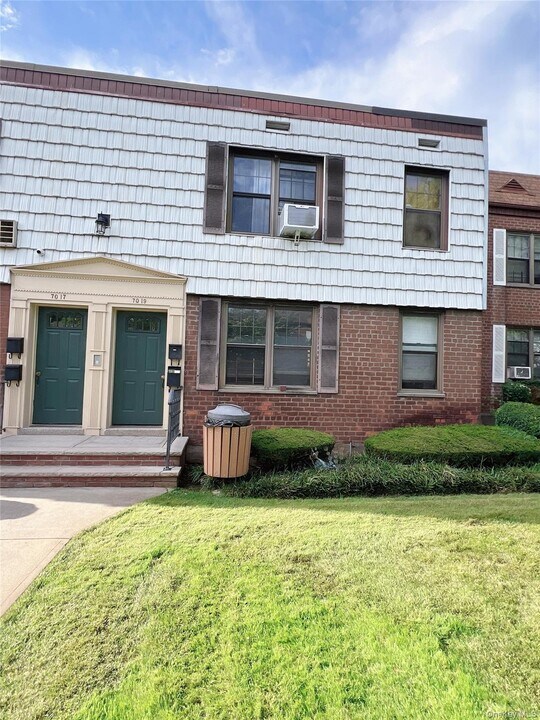 70-19 Park Dr E in Queens, NY - Building Photo