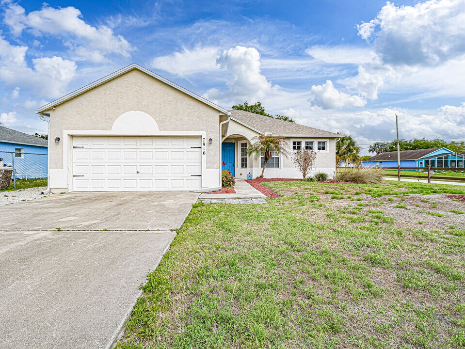 7916 105th Ct in Vero Beach, FL - Building Photo