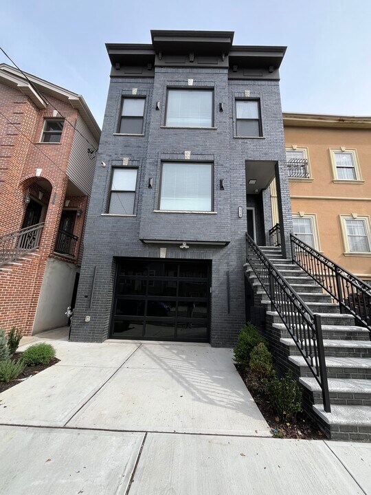 230 Griffith St, Unit #1 in Jersey City, NJ - Building Photo