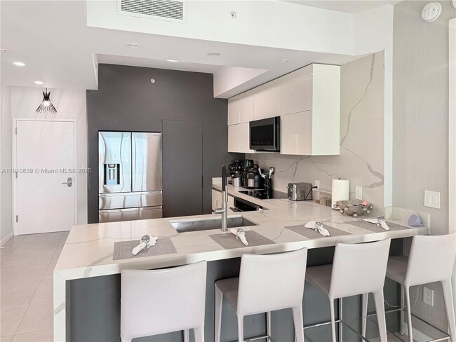 31 SE 5th St, Unit 3412 in Miami, FL - Building Photo - Building Photo