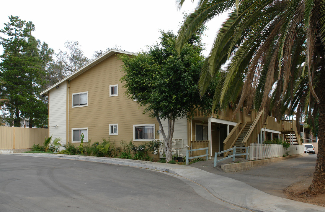 Vine Street in Fallbrook, CA - Foto de edificio