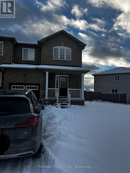 9 Admiral Crescent in Essa, ON - Building Photo