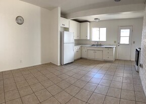 1115 W Avenue H6 in Lancaster, CA - Building Photo