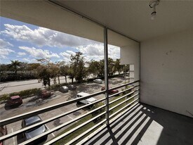 4255 N University Dr, Unit 3 in Sunrise, FL - Building Photo