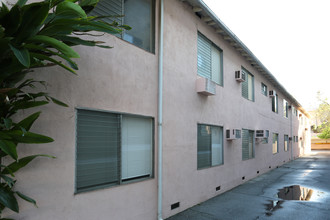 4222 Longridge Ave in Sherman Oaks, CA - Foto de edificio - Building Photo