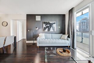 300 Front St W in Toronto, ON - Building Photo