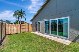 1439 Waterway Cove Dr in Wellington, FL - Building Photo - Building Photo