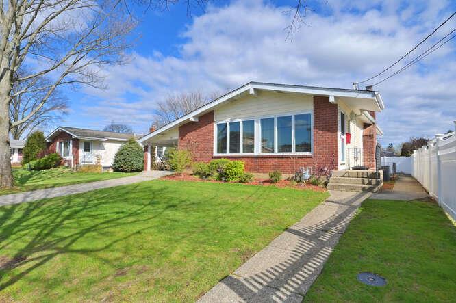 10 Pickwick Dr S in Hicksville, NY - Building Photo