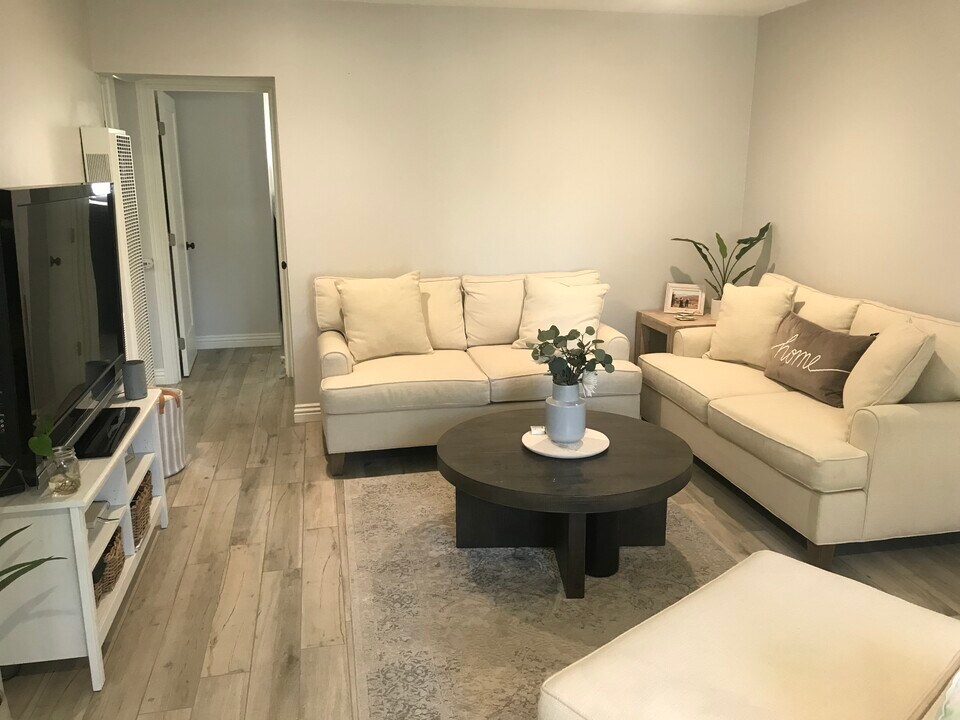 2912 Peppertree Ln, Unit C in Costa Mesa, CA - Building Photo