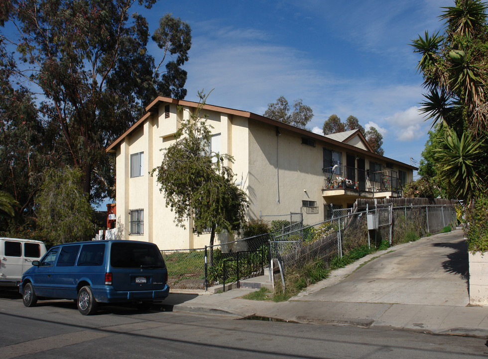 115 W Hall Ave in San Ysidro, CA - Building Photo