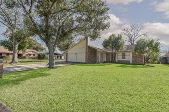 1102 Newport Blvd in League City, TX - Building Photo - Building Photo