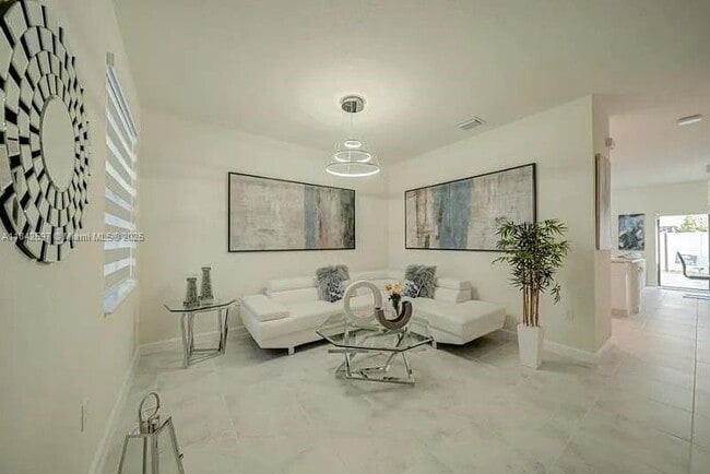3371 W 106th Terrace in Hialeah, FL - Building Photo - Building Photo