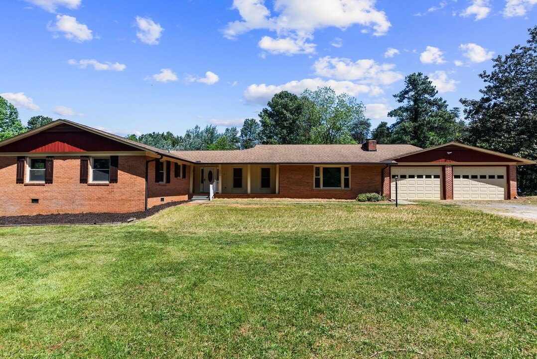 2395 Tuggle Rd in Farmville, VA - Building Photo