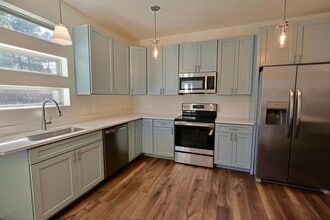 7580 E Bay Blvd in Gulf Breeze, FL - Building Photo - Building Photo