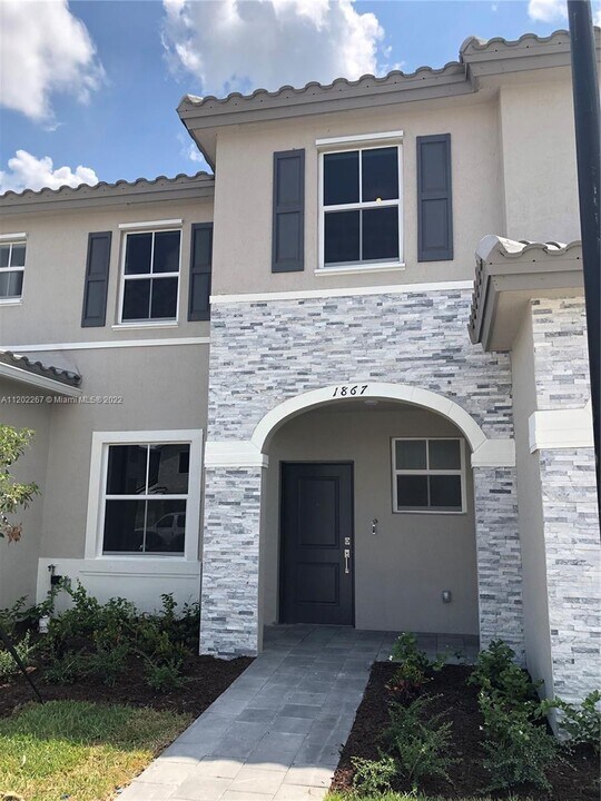 1635 SE 27th Rd in Homestead, FL - Foto de edificio