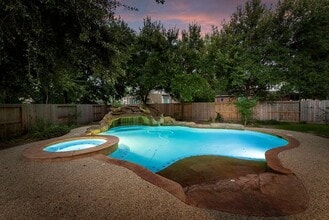 6 Hithervale Ct in The Woodlands, TX - Foto de edificio - Building Photo