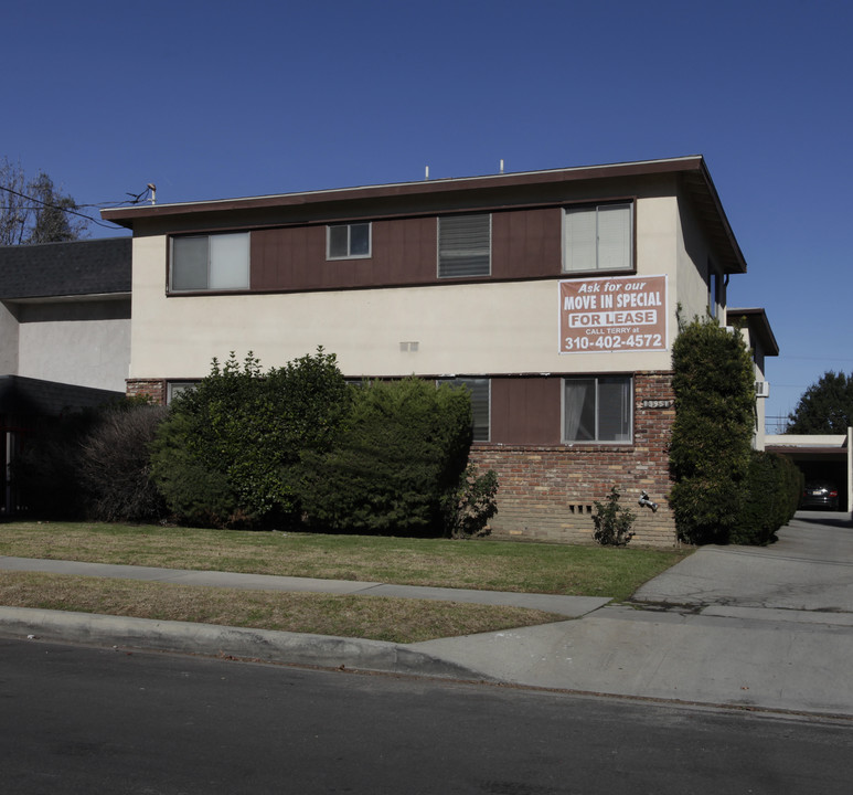 13951 Bessemer St in Van Nuys, CA - Building Photo