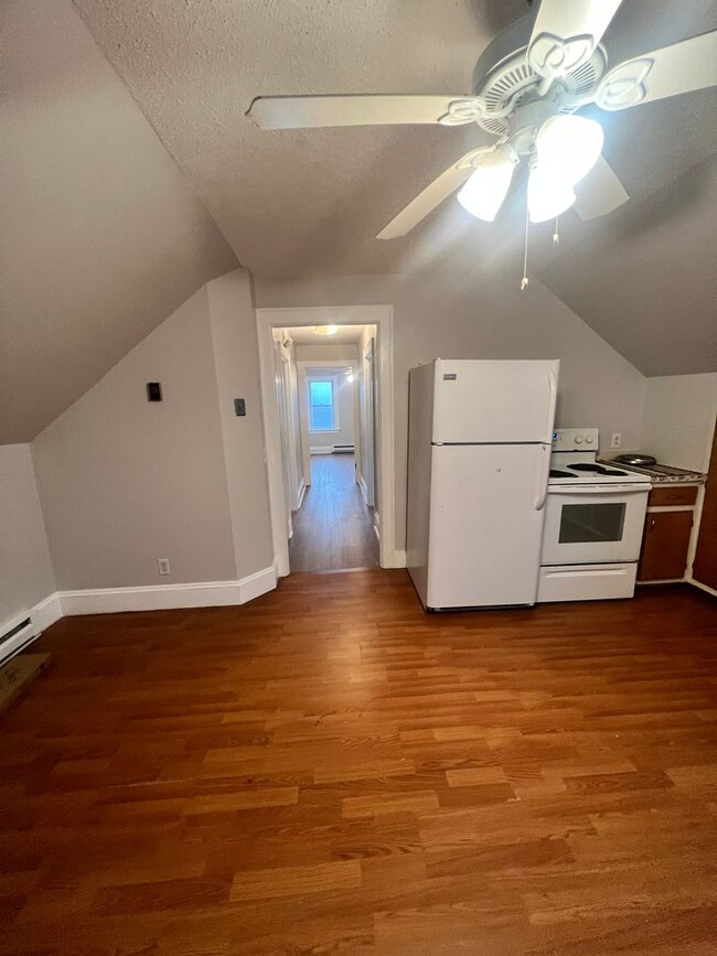 17 Burnham St-Unit -Unit #3 in Plymouth, CT - Building Photo - Building Photo