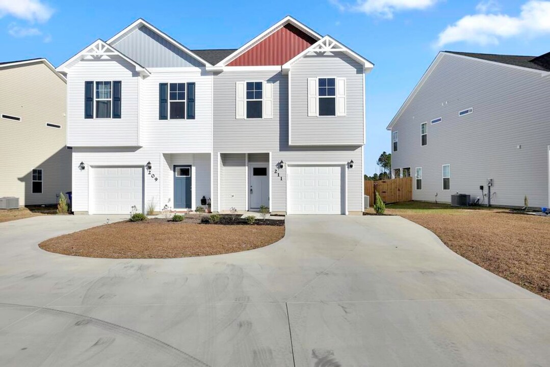 211 Shallowbag Bay Ln in Jacksonville, NC - Building Photo