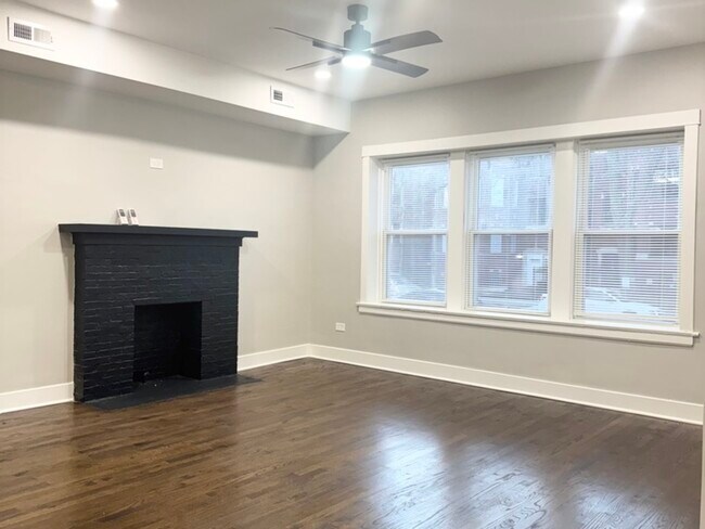 7823 S Colfax Ave in Chicago, IL - Building Photo - Building Photo