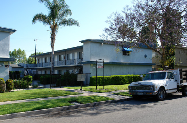 11581 Stuart Dr in Garden Grove, CA - Foto de edificio - Building Photo