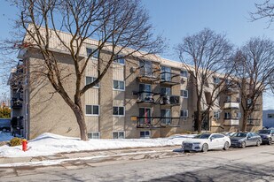 La sagitaire in Laval, QC - Building Photo