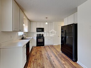 241 Pinecroft Dr in Clayton, NC - Building Photo - Building Photo