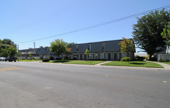 Cambridge Square Apartments in Woodland, CA - Building Photo - Building Photo