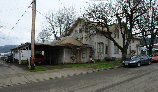 968 SE Pine St in Roseburg, OR - Building Photo - Building Photo