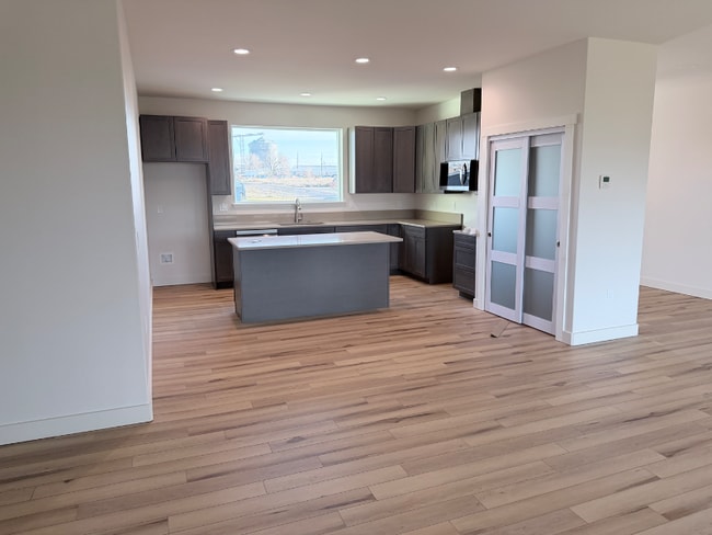 14812 2nd St NE in Moses Lake, WA - Foto de edificio - Building Photo