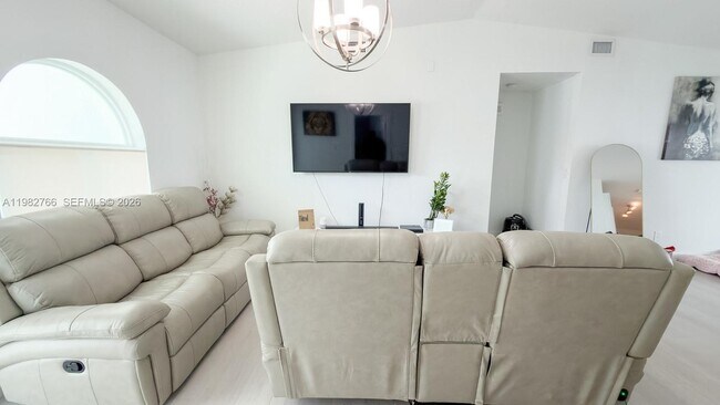 17228 NW 72nd Ct in Hialeah, FL - Building Photo - Building Photo