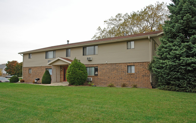 3240 Packer Dr in Racine, WI - Foto de edificio - Building Photo