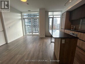 8 Beverley Glen Blvd in Vaughan, ON - Building Photo - Building Photo