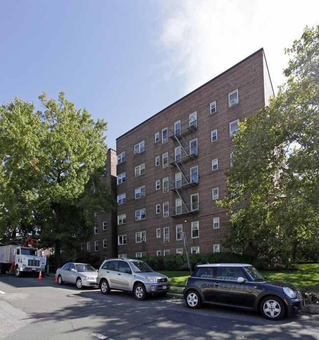 Bridgeview Apartments in Fort Lee, NJ - Building Photo - Building Photo