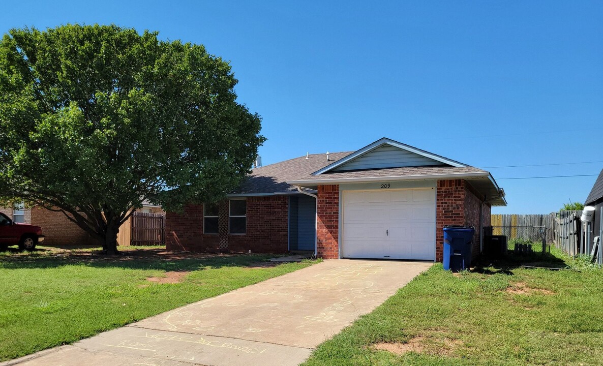 209 E B Ave in Cache, OK - Building Photo