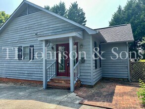 2352 Silas Creek Pkwy in Winston-Salem, NC - Building Photo - Building Photo