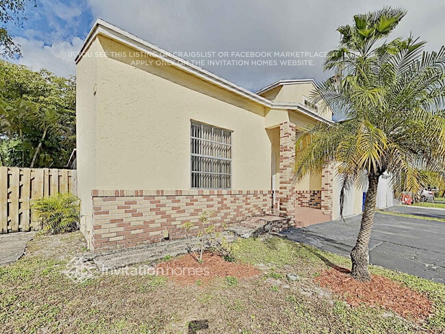 8216 NW 192nd Terrace in Hialeah, FL - Foto de edificio - Building Photo