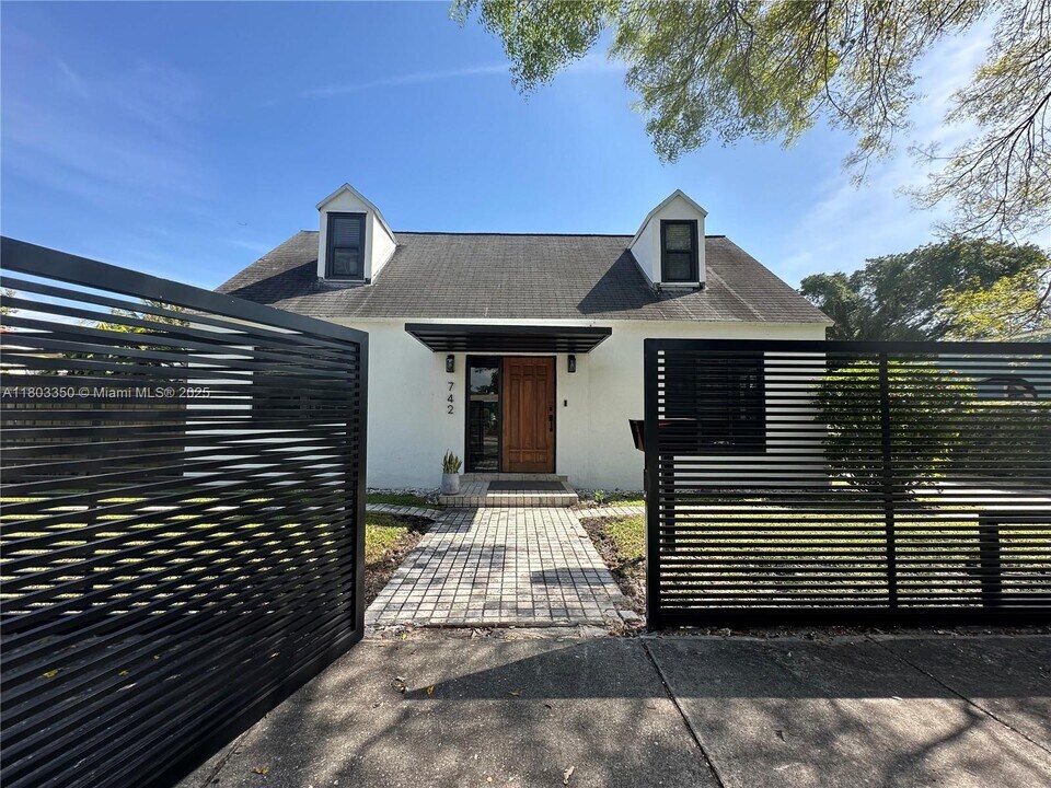 742 NW 50th St in Miami, FL - Building Photo
