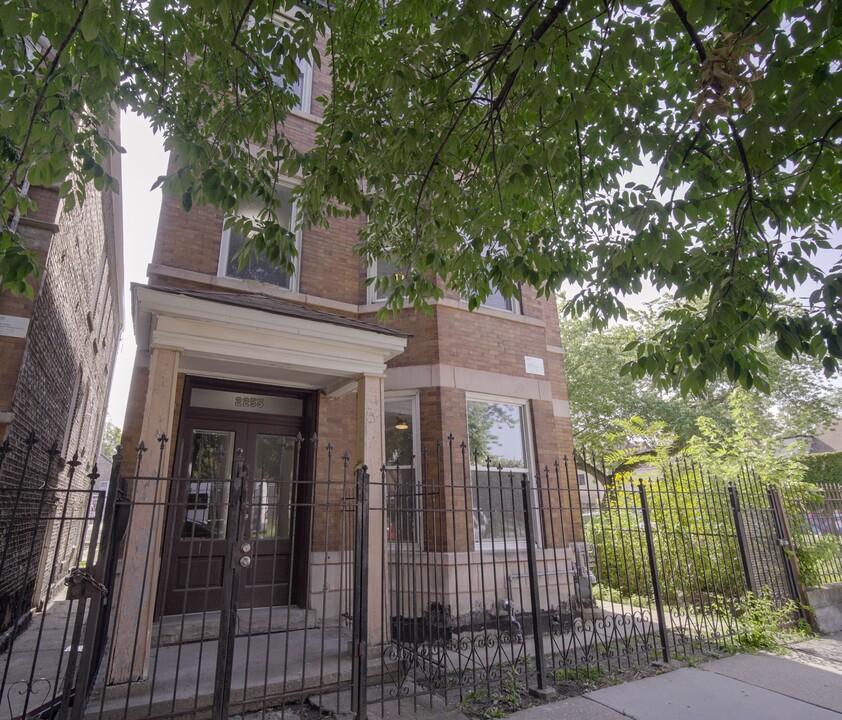 2255 S Whipple St in Chicago, IL - Building Photo