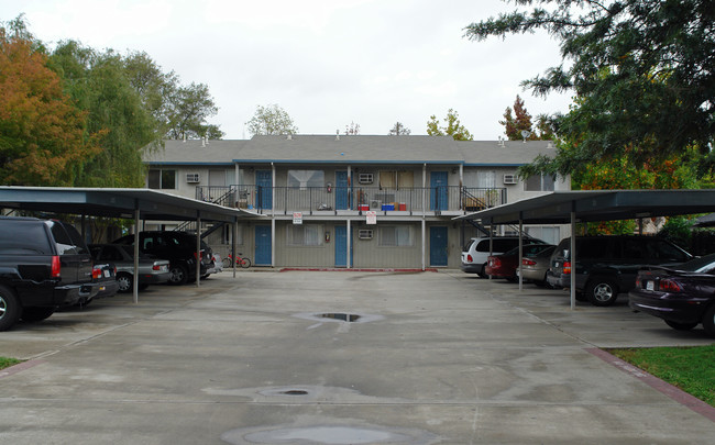 111 Ronan Ave in Gilroy, CA - Foto de edificio - Building Photo