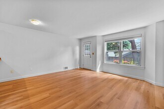 7022 Jones Ave NW in Seattle, WA - Foto de edificio - Building Photo