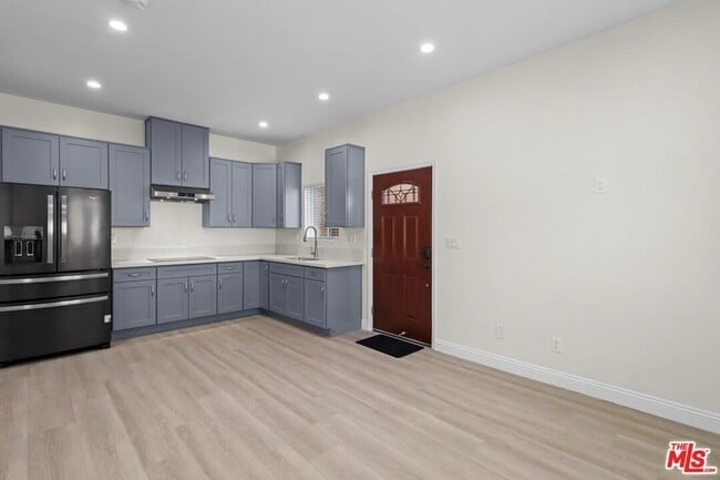 2445 Harwood St in Los Angeles, CA - Foto de edificio - Building Photo