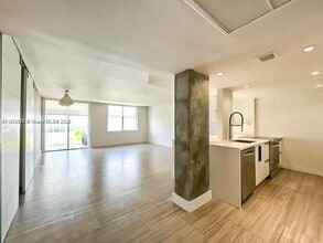 10000 W Bay Harbor Dr in Bay Harbor Islands, FL - Foto de edificio - Building Photo